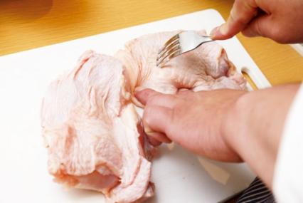 鍋に入れて放置するだけ！簡単絶品茹で鶏の作り方